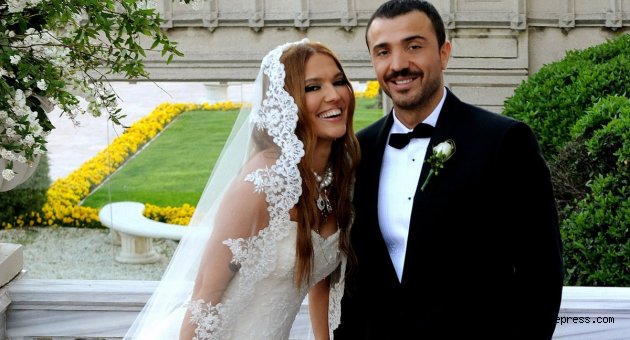 Demet Akalın, Formaliteden Boşandılar İddialarına Sosyal Medyadan Cevabını Verdi