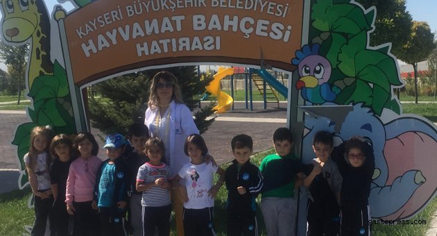 iyi dersler okulları hayvanları koruma günü nedeni ile hayvanat bahçesini ziyaret etti