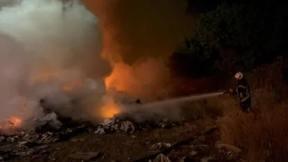 Atık yangını eve sıçramadan söndürüldü!
