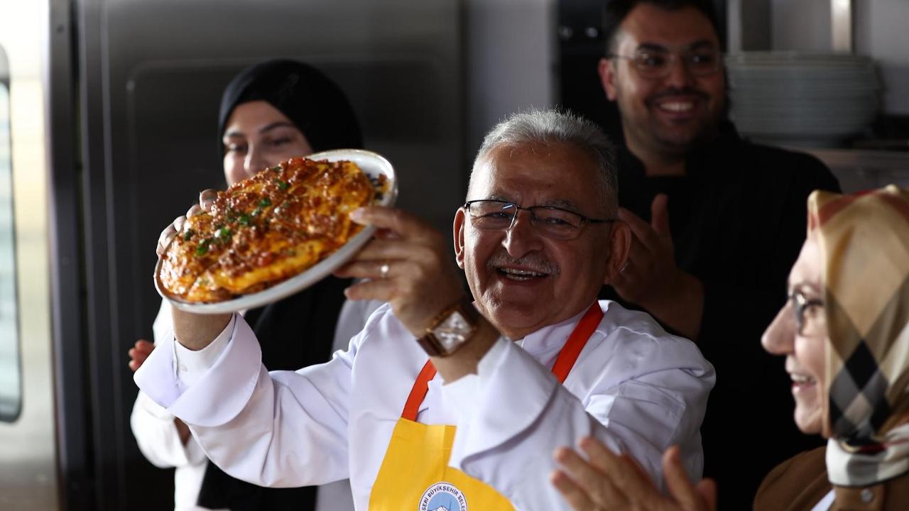Başkan Büyükkılıç ve eşi, ünlü şeflerle Kayseri Yağlaması yaptı!
