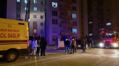 Binanın koridorunda yangın çıktı: Apartman sakinleri sokağa döküldü!