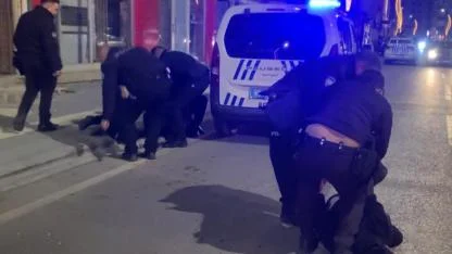 Dükkan basıp polise direnen şahıslar gazetecilere saldırdı: o anlar kamerada!
