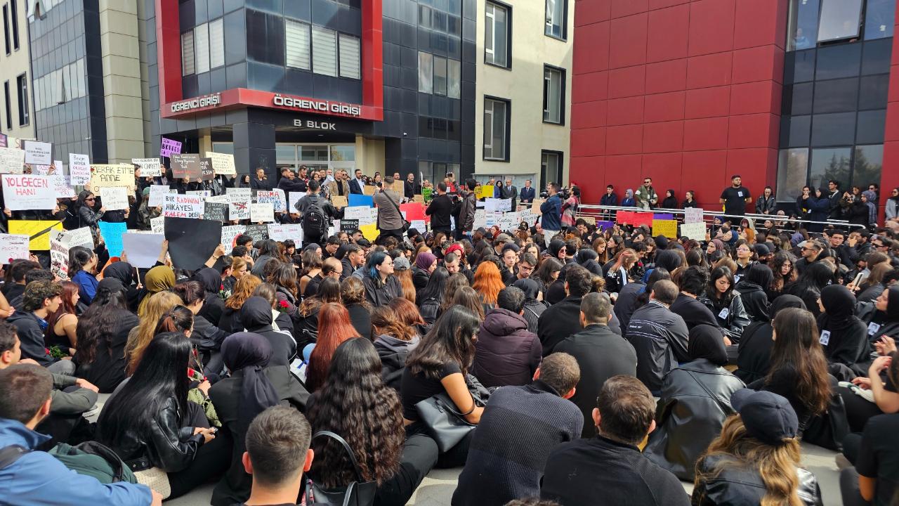 ERÜ&#039;de öğrenciler Meliha&#039;nın öldürüldüğü yere karanfil bıraktı!