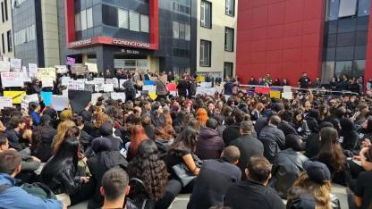 ERÜ'de öğrenciler Meliha'nın öldürüldüğü yere karanfil bıraktı!