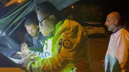 Gazeteciye tepki gösteren alkollü sürücüye baba azarı!