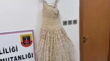 Gelinliğin üzerine boncuk şeklinde işlenmiş 25 kilo uyuşturucu ele geçirildi!