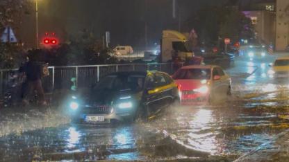 İstanbul’da aniden bastıran sağanak yağmur hayatı felç etti!