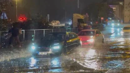 İstanbul’da aniden bastıran sağanak yağmur hayatı felç etti!