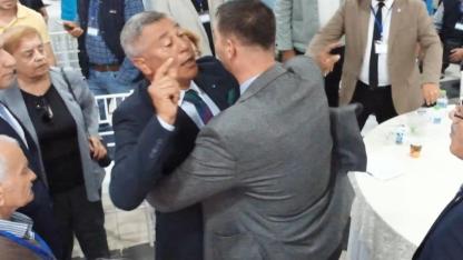 İYİ Parti kongresinde gergin anlar, kürsüyü bile devirdiler!