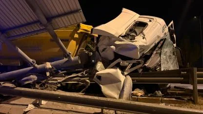 Kayseri’de tır bariyerlere girdi: 1 yaralı!