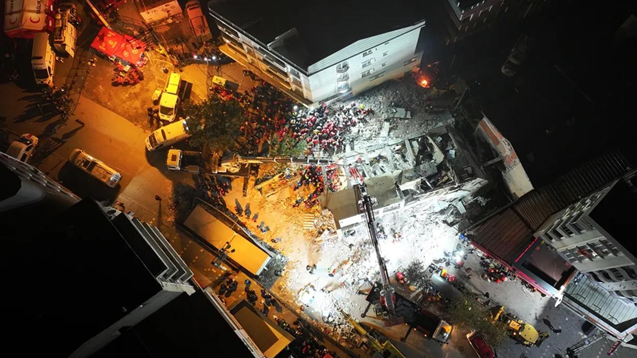Kocaeli&#039;de çöken binanın enkazında kalan anne ve babanın cansız bedenlerine ulaşıldı!