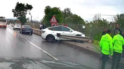 Kontrolden çıkan Tesla bariyere saplandı!