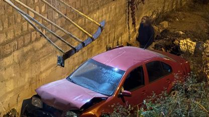 Otomobil 5 metrelik kanala uçtu, sürücünün burnu bile kanamadı!