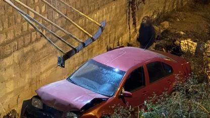 Otomobil 5 metrelik kanala uçtu, sürücünün burnu bile kanamadı!