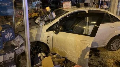 Otomobil Züccaciye Dükkanına Daldı: 1 Yaralı!