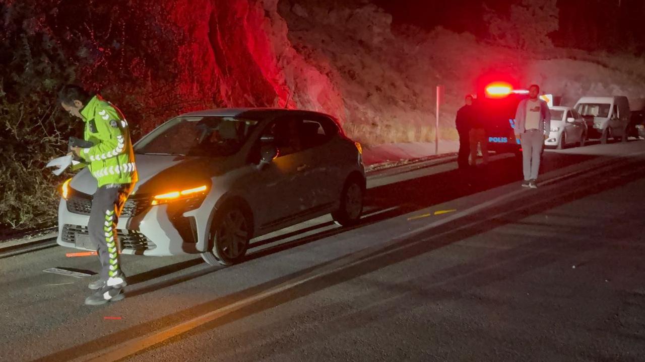 Otomobilin arkadan çarptığı motosiklet yoldan çıktı!