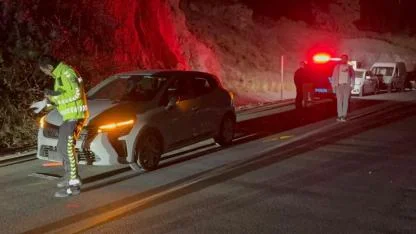 Otomobilin arkadan çarptığı motosiklet yoldan çıktı!