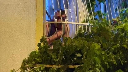 Pencerede korku dolu anlar: Döner bıçağıyla kendini kesmeye çalıştı!
