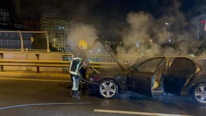 Seyir halindeki otomobil alev aldı!