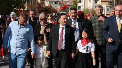 Vali Çiçek daveti çevirmedi anaokulu öğrencilerinin Cumhuriyet coşkusuna katıldı!