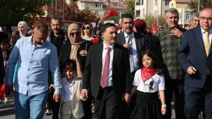 Vali Çiçek daveti çevirmedi anaokulu öğrencilerinin Cumhuriyet coşkusuna katıldı!