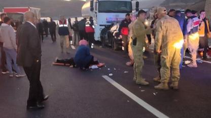 Van-Hakkari karayolunda otomobil tırla çarpıştı: 2 ölü, 5 yaralı!