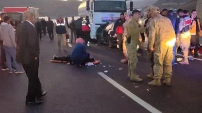 Van-Hakkari karayolunda otomobil tırla çarpıştı: 2 ölü, 5 yaralı!