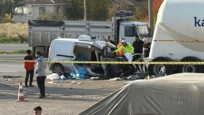 Ankara'da otomobil tır çekicisine çarptı: 3 kişilik aile hayatını kaybetti!