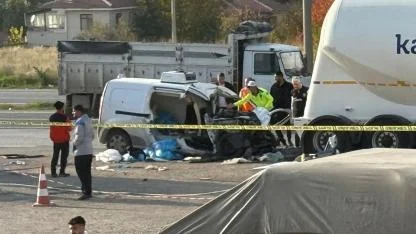 Ankara'da otomobil tır çekicisine çarptı: 3 kişilik aile hayatını kaybetti!