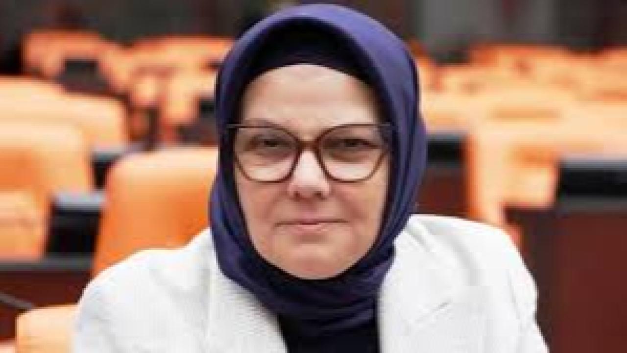 Ayşe Böhürler Beşinci Torununu Kucağına Aldı