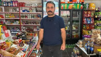 Bakkalın veresiye defterini satın alan gizemli hayırsever, borçları ödeyip defteri yaktı!