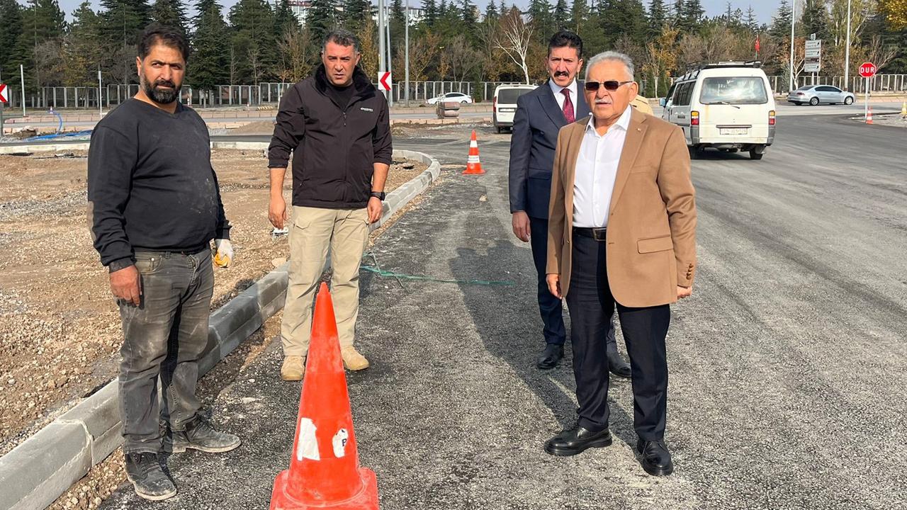 Başkan Büyükkılıç&#039;tan Talas Bulvarı üzerindeki kavşak düzenleme ve deplase çalışmalarında pazar mesaisi!