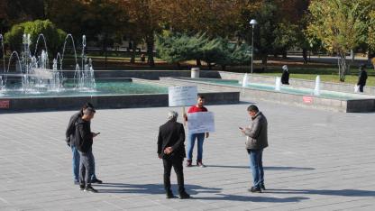 Boşanmak isteyen şahıstan tek kişilik eylem!