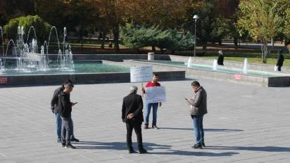 Boşanmak isteyen şahıstan tek kişilik eylem!