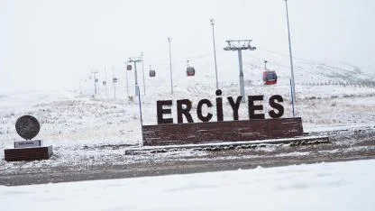 Erciyes'te kar yağışı, dağ beyaza büründü!