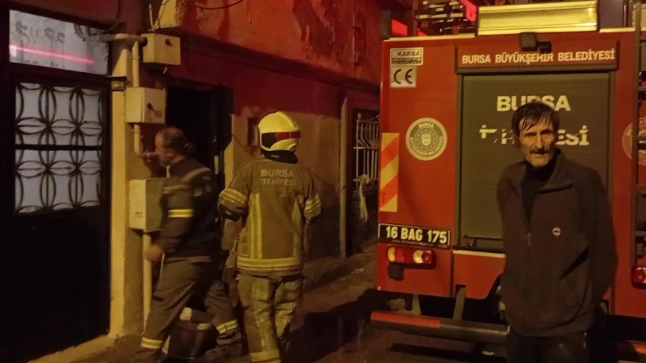 Evini yakarak intihar etmeye kalkıştı!