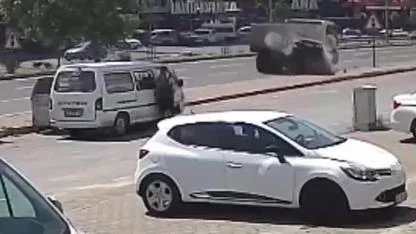 Hızla giden otomobil, kamyonun arkasına böyle girdi!