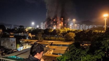 Hong Kong’daki akıl almaz yangın! Ölü sayısı çok arttı 279 kişi ortada yok!