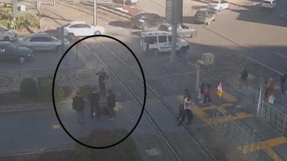 Kahraman Polisler, Yolda Fenalaşan Kadını Bir An Olsun Yalnız Bırakmadı!