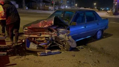 Kavşakta otomobile çarptı, karşı yola geçti: 2 yaralı!