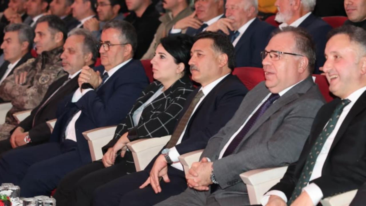 Kayseri Valisi Çiçek, “Zamana Yenilmeyen Şarkılar Gecesi”nde Öğretmenlerle Buluştu!