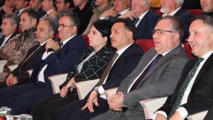 Kayseri Valisi Çiçek, “Zamana Yenilmeyen Şarkılar Gecesi”nde Öğretmenlerle Buluştu!