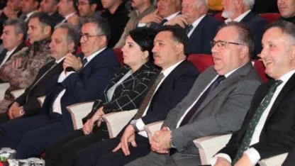 Kayseri Valisi Çiçek, “Zamana Yenilmeyen Şarkılar Gecesi”nde Öğretmenlerle Buluştu!