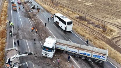 Kayseri’de aynı yolda 2 kaza: 1 ölü, 2 yaralı!