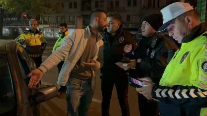 Kimlik isteyen polise sosyal medyasını açtı!