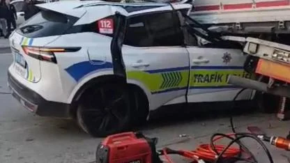 Manisa'da feci kaza! Trafik polisi aracı tıra çarptı: 1 şehit, 1 ağır yaralı!