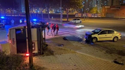 Otomobilin çarptığı servis yan yattı: 2 yaralı!