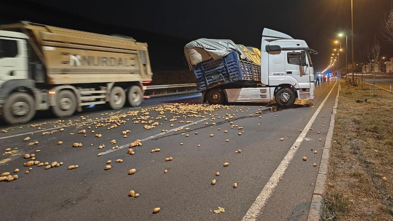 Rampa aşağı inen tır makasladı, onlarca kilo patates yola saçıldı!