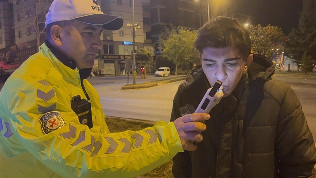 Seyir halindeyken uyuyan sürücü, kaza sonrası da uyumaya devam etti!