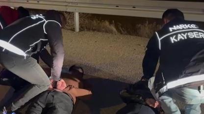 Uyuşturucu tacirlerinin aracından 1 kilo uyuşturucu çıktı!